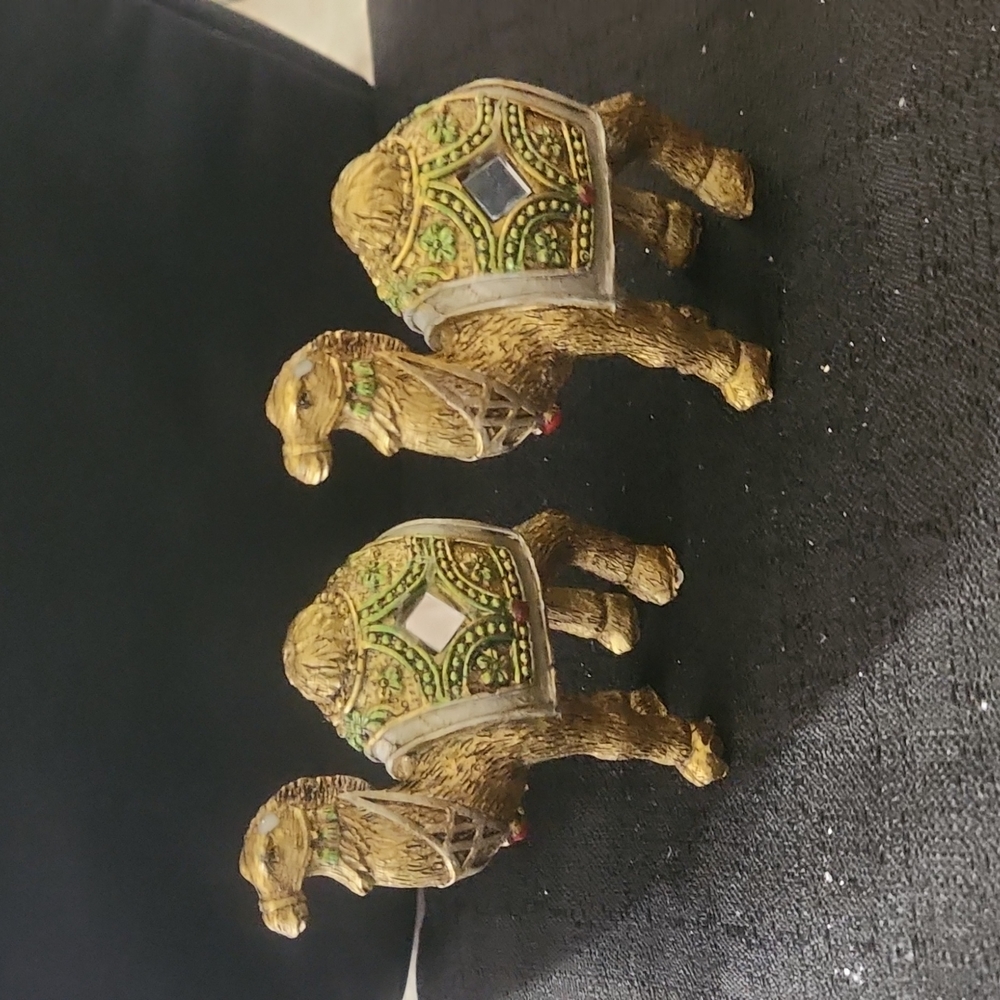 SET OF 2 CUTE GOLDEN CAMELS.